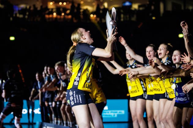 28 02 2026, SAP Arena, Mannheim Volleyball, DVV Cup Final, Award Ceremony Roosa Laakonen 4 Suhl with Cup Trophy