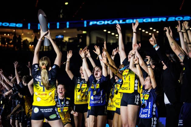 28 02 2026, SAP Arena, Mannheim Volleyball, DVV Cup Final, Award Ceremony Roosa Laakonen 4 Suhl with Cup Trophy in front of teammates Lara Nagels 3 Suhl , Irene del Carmen Ramos Mencia 2 Suhl , Emma Sambale 7 Suhl , Sanaa Dotson 9 Suhl , Svea Naujack 1 Suhl , Xiang Chen Lai 20 Suhl
