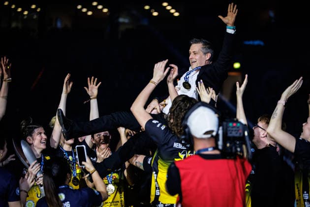 28 02 2026, SAP Arena, Mannheim Volleyball, DVV Cup final, award ceremony Cup winner Suhl celebrates Laszlo Hollosy Coach Suhl