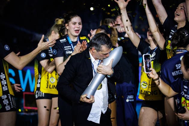 28 02 2026, SAP Arena, Mannheim Volleyball, DVV Cup final, award ceremony Laszlo Hollosy Coach Suhl kisses cup