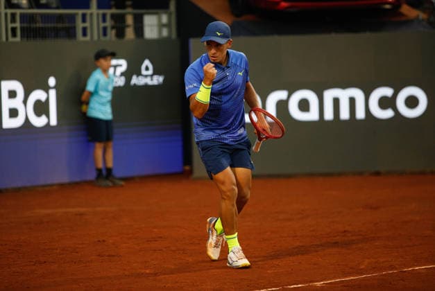 Chile Open 2026 ATP, Tennis Herren 250) Sebastian Baez of Argentina competes in his singles semifinal match against Luciano Darderi of Italy at the Chile Open 2026 (ATP 250) held at Court Central of San Carlos de Apoquindo in Santiago, Chile, on February 28, 2026. Santiago Chile  Copyright: xReinaldoxUbillax originalFilename:ubilla-notitle260228_npluo.jpg
