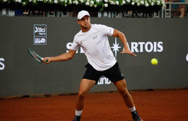 Chile Open 2026 ATP, Tennis Herren 250) On February 28, 2026, in Santiago, Chile, Italy s Luciano Darderi competes in his singles semifinal match against Argentina s Sebastian Baez at the Chile Open 2026 (ATP 250) held at Court Central of San Carlos de Apoquindo in Santiago de Chile. Santiago Chile  Copyright: xReinaldoxUbillax originalFilename:ubilla-notitle260228_nplRV.jpg