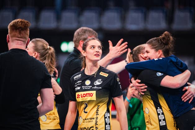 DVV Cup VfB Suhl Lotto Thüringen Allianz MTV Stuttgart 28 02 2026 Irene del Carmen Ramos Mencia VfB Suhl LOTTO Thüringen, 2 looks to the fans Volleyball, Zoi DVV Cup Final VfB Suhl LOTTO Thüringen vs Allianz MTV Stuttgart on 28 02 2026 at SAP Arena, Mannheim Copyright: xBEAUTIFULxSPORTS Tonhäuserx