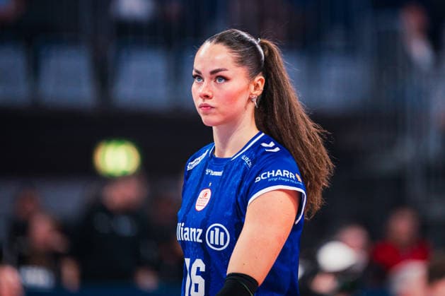 DVV Pokal VfB Suhl Lotto Thüringen Allianz MTV Stuttgart 28 02 2026 Mikala Mogensen 16, Allianz MTV Stuttgart watches tense volleyball, Zoi DVV Pokal Final VfB Suhl LOTTO Thüringen vs Allianz MTV Stuttgart on 28 02 2026 at SAP Arena, Mannheim Copyright: xBEAUTIFULxSPORTS Tonhäuserx