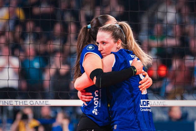 DVV Pokal VfB Suhl Lotto Thüringen Allianz MTV Stuttgart 28 02 2026 Mikala Mogensen 16, Allianz MTV Stuttgart hugs Eleanor Joyce Holthaus 8, Allianz MTV Stuttgart Volleyball, Zoi DVV Pokal Final VfB Suhl LOTTO Thüringen vs Allianz MTV Stuttgart on 28 02 2026 at SAP Arena, Mannheim Copyright: xBEAUTIFULxSPORTS Tonhäuserx