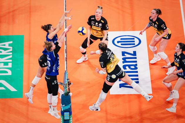 DVV Cup VfB Suhl Lotto Thüringen Allianz MTV Stuttgart 28 02 2026 Mackenzie Foley VfB Suhl LOTTO Thüringen, 8 hits the ball, in the block Pia Kästner 10, Allianz MTV Stuttgart and Anna Koulberg 9, Allianz MTV Stuttgart Volleyball, Zoi DVV Cup Final VfB Suhl LOTTO Thüringen vs Allianz MTV Stuttgart on 28 02 2026 at SAP Arena, Mannheim Copyright: xBEAUTIFULxSPORTS Tonhäuserx
