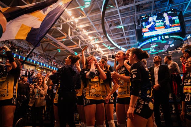 DVV Pokal VfB Suhl Lotto Thüringen Allianz MTV Stuttgart 28 02 2026 Lara Nagels VfB Suhl LOTTO Thüringen, 3 cheers with a frightened face to win the cup Volleyball, Zoi DVV Pokalfinale VfB Suhl LOTTO Thüringen vs Allianz MTV Stuttgart on 28 02 2026 at SAP Arena, Mannheim Copyright: xBEAUTIFULxSPORTS Tonhäuserx