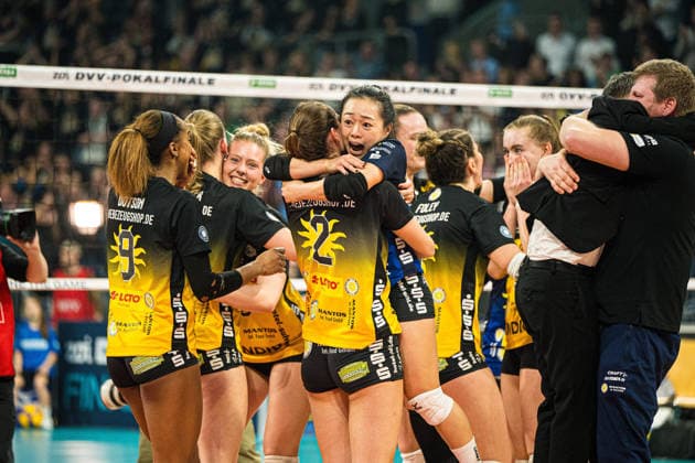 Volleyball I Women I Season 2025 2026 I Zoi DVV Cup Final I VfB Suhl LOTTO Thüringen Allianz MTV Stuttgart I 28 02 2026 VfB Suhl LOTTO Thüringen team celebrates after winning the cup Copyright: xLobeca Björn-OlexKehmx