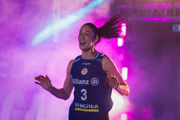 DVV Pokal VfB Suhl Lotto Thüringen Allianz MTV Stuttgart 28 02 2026 Jasmine Gross 3, Allianz MTV Stuttgart runs in Volleyball, Zoi DVV Pokal Final VfB Suhl LOTTO Thüringen vs Allianz MTV Stuttgart on 28 02 2026 at the SAP Arena, Mannheim Copyright: xBEAUTIFULxSPORTS Tonhäuserx