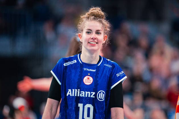 DVV Pokal VfB Suhl Lotto Thüringen Allianz MTV Stuttgart 28 02 2026 Pia Kästner 10, Allianz MTV Stuttgart smiles before the serve Volleyball, Zoi DVV Pokal Final VfB Suhl LOTTO Thüringen vs Allianz MTV Stuttgart on 28 02 2026 at SAP Arena, Mannheim Copyright: xBEAUTIFULxSPORTS Tonhäuserx