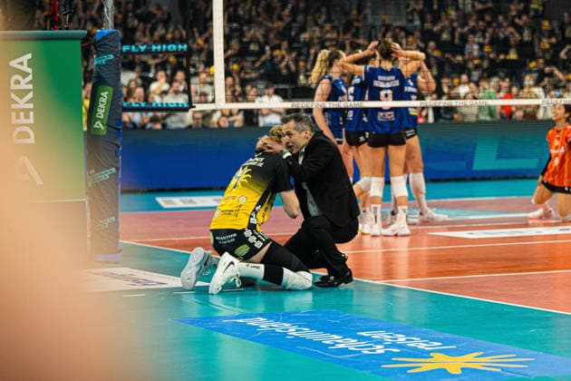 Volleyball I Women I Season 2025 2026 I Zoi DVV Cup Final I VfB Suhl LOTTO Thüringen Allianz MTV Stuttgart I 28 02 2026 Cheering Roosa Laakkonen VfB Suhl LOTTO Thüringen, 4 and Laszlo Hollosy Coach VfB Suhl LOTTO Thüringen after cup victory Copyright: xLobeca Björn-OlexKehmx