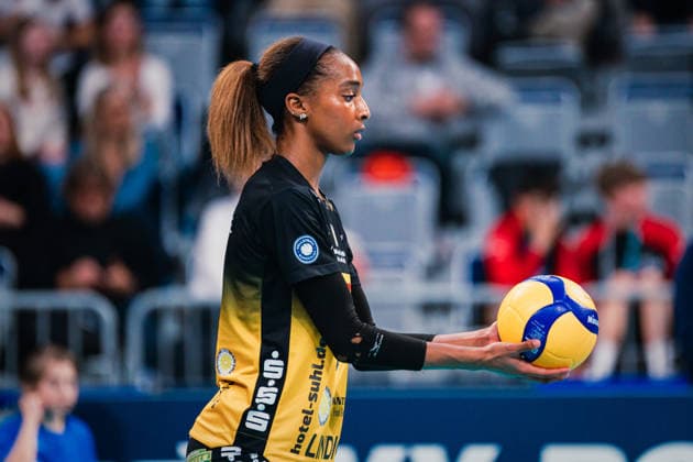 DVV Cup VfB Suhl Lotto Thüringen Allianz MTV Stuttgart 28 02 2026 Sanaa Dotson VfB Suhl LOTTO Thüringen, 9 before the serve Volleyball, Zoi DVV Cup Final VfB Suhl LOTTO Thüringen vs Allianz MTV Stuttgart on 28 02 2026 at SAP Arena, Mannheim Copyright: xBEAUTIFULxSPORTS Tonhäuserx