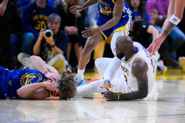 NBA, Basketball Herren, USA Los Angeles Lakers vs Golden State Warriors in San Francisco SAN FRANCISCO, CALIFORNIA - FEBRUARY 28: Brandin Podziemski (L) of Warriors and LeBron James (R) of Lakers down on floor during the NBA game 31 between Los Angeles Lakers and Golden State Warriors in San Francisco at Chase Center on February 28, 2026 in San Francisco, California, United States. Tayfun Coskun Anadolu California United States. Editorial use only. Please get in touch for any other usage.  Copyright: x2026xAnadoluxTayfunxCoskunx