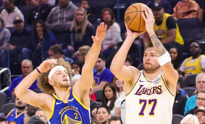 (260301) -- SAN FRANCISCO, March 1, 2026 -- Luka Doncic (R) of Los Angeles Lakers shoots during the 2025-2026 NBA, Basketball Herren, USA regular season basketball game between Los Angeles Lakers and Golden State Warriors in San Francisco, the United States, Feb. 28, 2026. (Photo by Xinhua) (SP)U.S.-SAN FRANCISCO-BASKETBALL-NBA-LAKERS VS WARRIORS DongxXudong 
