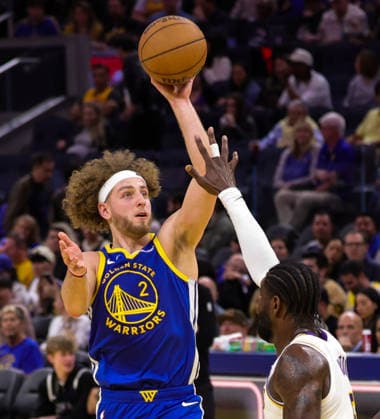 (260301) -- SAN FRANCISCO, March 1, 2026 -- Brandin Podziemski (L) of Golden State Warriors shoots during the 2025-2026 NBA, Basketball Herren, USA regular season basketball game between Los Angeles Lakers and Golden State Warriors in San Francisco, the United States, Feb. 28, 2026. (Photo by Xinhua) (SP)U.S.-SAN FRANCISCO-BASKETBALL-NBA-LAKERS VS WARRIORS DongxXudong 