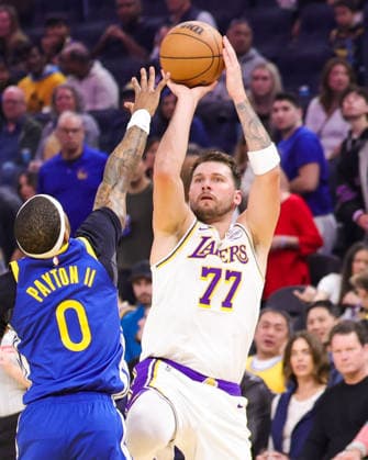 (260301) -- SAN FRANCISCO, March 1, 2026 -- Luka Doncic (R) of Los Angeles Lakers shoots during the 2025-2026 NBA, Basketball Herren, USA regular season basketball game between Los Angeles Lakers and Golden State Warriors in San Francisco, the United States, Feb. 28, 2026. (Photo by Xinhua) (SP)U.S.-SAN FRANCISCO-BASKETBALL-NBA-LAKERS VS WARRIORS DongxXudong 