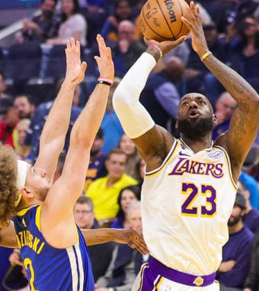 (260301) -- SAN FRANCISCO, March 1, 2026 -- LeBron James (R) of Los Angeles Lakers shoots during the 2025-2026 NBA, Basketball Herren, USA regular season basketball game between Los Angeles Lakers and Golden State Warriors in San Francisco, the United States, Feb. 28, 2026. (Photo by Xinhua) (SP)U.S.-SAN FRANCISCO-BASKETBALL-NBA-LAKERS VS WARRIORS DongxXudong 