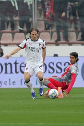 AC Milan s Luka Modric and Cremonese s Youssef Maleh during the Serie A soccer match between Cremonese and Milan at the Giovanni Zini Stadium in Cremona Italy - Sunday, march 1 2026 - Soccer .  Copyright: xAlbertoxMariani LaPressex