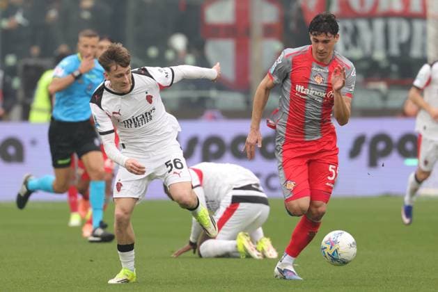 Milan s Alexis Saelemaekers and Cremonese s Francesco Folino in action during the Serie A soccer match between Cremonese and Milan at the Giovanni Zini Stadium in Cremona Italy - Sunday, 1 march 2026. - Soccer .  Copyright: xAlbertoxMariani LaPressex