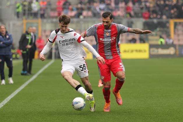 Milan s Alexis Saelemaekers and Cremonese s Giuseppe Pezzella in action during the Serie A soccer match between Cremonese and Milan at the Giovanni Zini Stadium in Cremona Italy - Sunday, 1 march 2026. - Soccer .  Copyright: xAlbertoxMariani LaPressex
