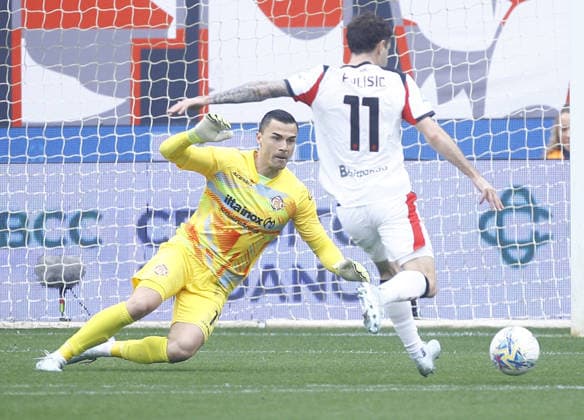 Cremonese Emil Audero vs Milan Christian Pulisic during the Serie A soccer match between Cremonese and Milan at the Giovanni Zini in Cremona, north west Italy - Domenica , 1 Marzo 2026. - Soccer .  Copyright: xAlbertoxMariani LaPressex