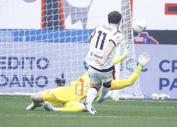 Cremonese Emil Audero vs Milan Christian Pulisic during the Serie A soccer match between Cremonese and Milan at the Giovanni Zini in Cremona, north west Italy - Domenica , 1 Marzo 2026. - Soccer .  Copyright: xAlbertoxMariani LaPressex