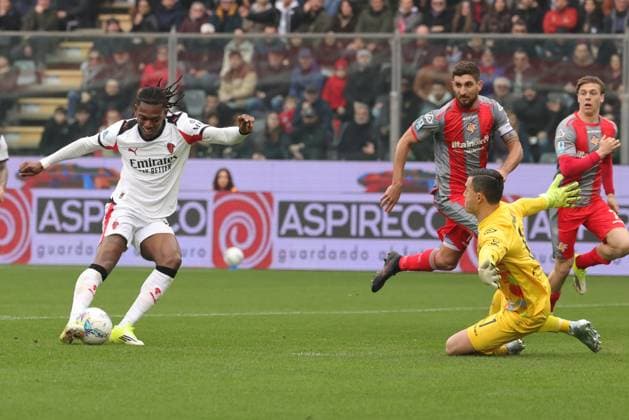 Milan s Rafael Leao scoring chance during the Serie A soccer match between Cremonese and Milan at the Giovanni Zini Stadium in Cremona Italy - Sunday, 1 march 2026. - Soccer .  Copyright: xAlbertoxMariani LaPressex