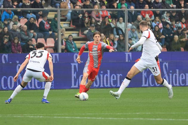 March 1, 2026, Cremona, ITALY: US Cremonese s Alessio Zerbin competes for the ball with AC Milan s Davide Bartesaghi and AC Milan s Strahinja Pavlovic during the italian soccer,Serie A match between US Cremonese vs AC Milan on March 01, 2026 at the Giovanni Zini stadium in Cremona, Italy. ANSA . Soccer: Serie A; Cremonese Vs Milan  - ZUMAa110 20260301_zaf_a110_125 Copyright: xDavidexCasentinix