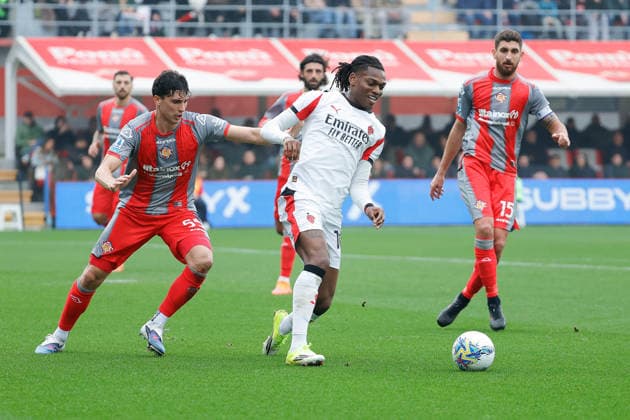 Rafael Leao of AC Milan under pressure from Francesco Folino of US Cremonese during the match of 6th day of the Serie A Championship between US Cremonese vs AC Milan at the Giovanni Zini Stadium on 1 March 2026 in Cremona, CR.  Copyright: xEmanuelexPennacchio IPAxSportx xipa-agency.netx xx IPA_72212147 IPA_Agency_IPA72212147