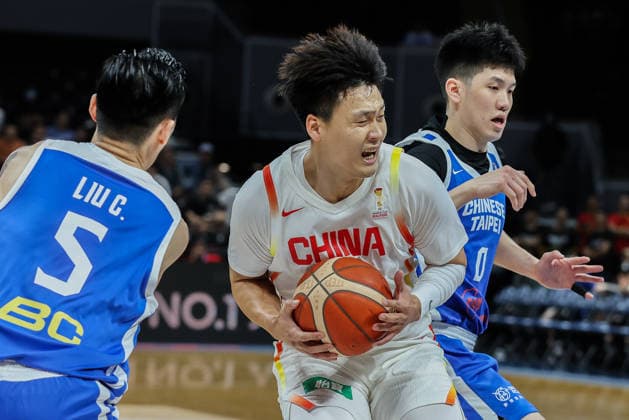(260301) -- PASAY CITY, March 1, 2026 -- Zhao Rui (C) of China competes during the match between China and Chinese Taipei at the FIBA World Cup Asian Qualifiers in Pasay City, the Philippines, on March 1, 2026. ) (SP)PHILIPPINES-PASAY CITY-FIBA WORLD CUP-ASIAN QUALIFIERS RouellexUmali 