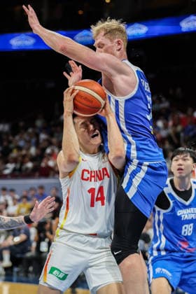 (260301) -- PASAY CITY, March 1, 2026 -- Li Hongquan (front L) of China competes against Brandon Gilbeck (front R) of Chinese Taipei during the match between China and Chinese Taipei at the FIBA World Cup Asian Qualifiers in Pasay City, the Philippines, on March 1, 2026. ) (SP)PHILIPPINES-PASAY CITY-FIBA WORLD CUP-ASIAN QUALIFIERS ROUELLExUMALI 