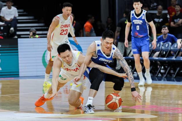 (260301) -- PASAY CITY, March 1, 2026 -- Li Hongquan (front L) of China competes against Liu Cheng (front R) of Chinese Taipei during the match between China and Chinese Taipei at the FIBA World Cup Asian Qualifiers in Pasay City, the Philippines, on March 1, 2026. ) (SP)PHILIPPINES-PASAY CITY-FIBA WORLD CUP-ASIAN QUALIFIERS ROUELLExUMALI 