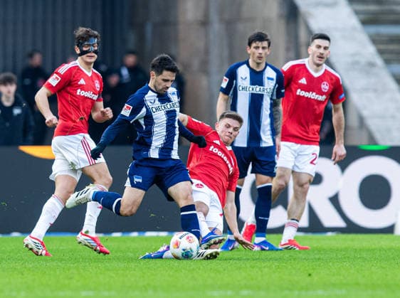 Soccer, Men, Season 2025 2026, 2 Bundesliga 24 Matchday , Hertha BSC 1 FC Nürnberg, v l Josip Brekalo Hertha BSC , Finn Becker Nürnberg , 01 03 2026, Copyright: xSebastianxRäppold MatthiasxKochx