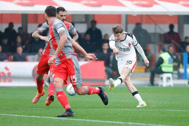 CALCIO - Serie A - US Cremonese vs AC Milan Alexis Saelemaekers of AC Milan shoots at goal during the match of 6th day of the Serie A Championship between US Cremonese vs AC Milan at the Giovanni Zini Stadium on 1 March 2026 in Cremona, CR. Cremona Italy  Copyright: xIPAxSport ABACAx