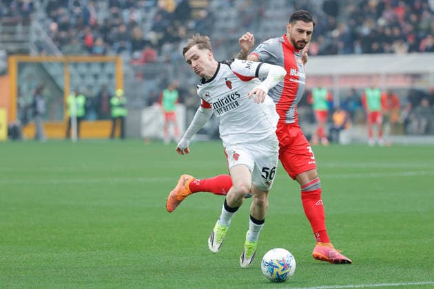 1st March 2026; Stadio Giovanni Zini under pressure from Cremona, Lombardy, Italy, Serie A Football, Cremonese versus AC Milan; Alexis Saelemaekers of AC Milan, Giuseppe Pezzella of US Cremonese  EmanuelexPennacchio