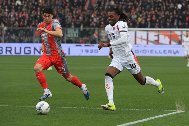 March 1, 2026, Cremona: AC Milan s Rafael Leao competes for the ball with US Cremonese s Francesco Folino during the italian soccer,Serie A match between US Cremonese vs AC Milan on March 01, 2026 at the Giovanni Zini stadium in Cremona, Italy. ANSA Serie A: Cremonese-Milan  - ZUMAa110 20260301_zaf_a110_137 Copyright: xDavidexCasentinix