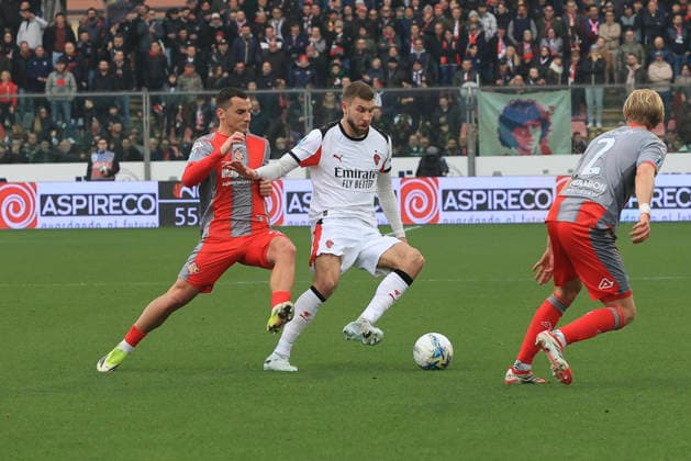 March 1, 2026, Cremona: AC Milan s Strahinja Pavlovic competes for the ball with US Cremonese s Federico Bonazzoli during the italian soccer,Serie A match between US Cremonese vs AC Milan on March 01, 2026 at the Giovanni Zini stadium in Cremona, Italy. ANSA Serie A: Cremonese-Milan  - ZUMAa110 20260301_zaf_a110_144 Copyright: xDavidexCasentinix