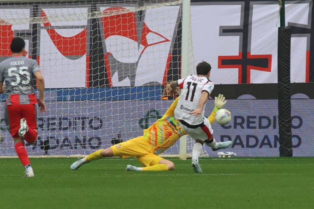March 1, 2026, Cremona: US Cremonese s Emil Audero makes a save on AC Milan s Christian Pulisic during the italian soccer,Serie A match between US Cremonese vs AC Milan on March 01, 2026 at the Giovanni Zini stadium in Cremona, Italy. ANSA Serie A: Cremonese-Milan  - ZUMAa110 20260301_zaf_a110_146 Copyright: xDavidexCasentinix