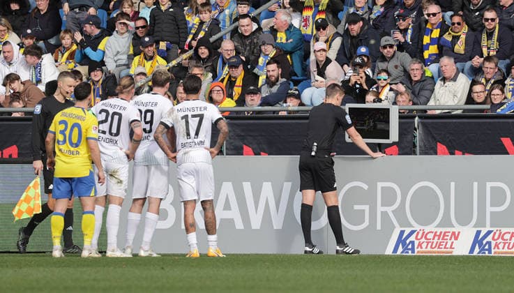 Referee Daniel Siebert checks the goal for 0 1 Football, Men, Season 2025 2026 2 BL, Eintracht Stadion, Eintracht Braunschweig vs SC Preussen Muenster DFL REGULATIONS PROHIBIT ANY USE OF PHOTOGRAPHS AS IMAGE SEQUENCES AND OR QUASI VIDEO