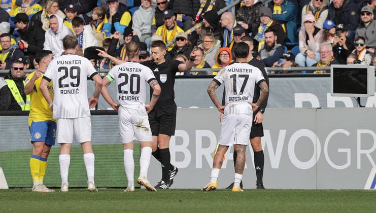 Referee Daniel Siebert takes back the goal for 0 1 Football, Men, Season 2025 2026 2 BL, Eintracht Stadion, Eintracht Braunschweig vs SC Preussen Muenster DFL REGULATIONS PROHIBIT ANY USE OF PHOTOGRAPHS AS IMAGE SEQUENCES AND OR QUASI VIDEO
