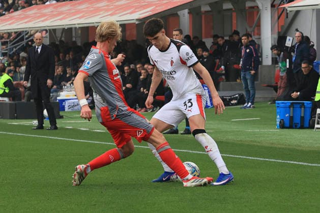 March 1, 2026, Cremona: AC Milan s Davide Bartesaghi competes for the ball with US Cremonese s Morten Thorsby during the italian soccer,Serie A match between US Cremonese vs AC Milan on March 01, 2026 at the Giovanni Zini stadium in Cremona, Italy. ANSA Serie A: Cremonese-Milan  - ZUMAa110 20260301_zaf_a110_150 Copyright: xDavidexCasentinix