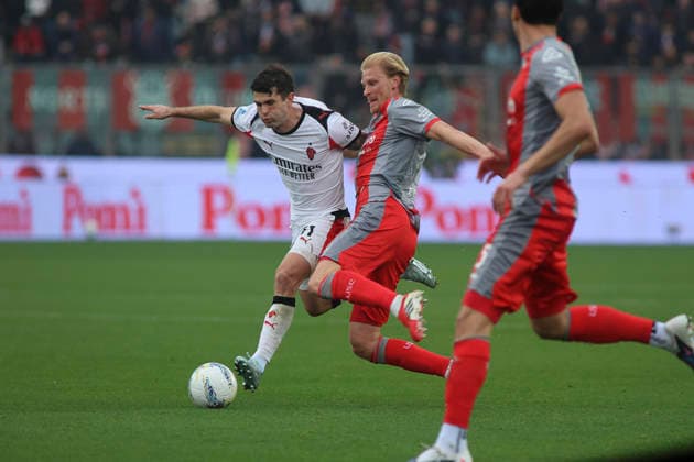 March 1, 2026, Cremona: AC Milan s Christian Pulisic battle for the ball with US Cremonese s Morten Thorsby during the italian soccer,Serie A match between US Cremonese vs AC Milan on March 01, 2026 at the Giovanni Zini stadium in Cremona, Italy. ANSA Serie A: Cremonese-Milan  - ZUMAa110 20260301_zaf_a110_151 Copyright: xDavidexCasentinix