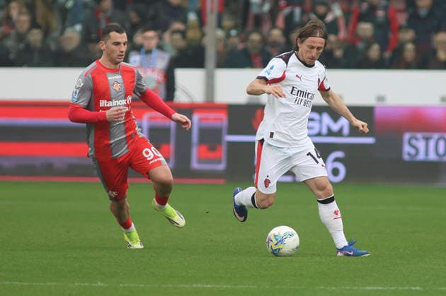 March 1, 2026, Cremona: AC Milan s Luka Modric competes for the ball with US Cremonese s Federico Bonazzoli during the italian soccer,Serie A match between US Cremonese vs AC Milan on March 01, 2026 at the Giovanni Zini stadium in Cremona, Italy. ANSA Serie A: Cremonese-Milan  - ZUMAa110 20260301_zaf_a110_149 Copyright: xDavidexCasentinix