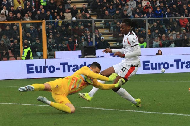 March 1, 2026, Cremona: US Cremonese s Emil Audero makes a save on AC Milan s Rafael Leao during the italian soccer,Serie A match between US Cremonese vs AC Milan on March 01, 2026 at the Giovanni Zini stadium in Cremona, Italy. ANSA Serie A: Cremonese-Milan  - ZUMAa110 20260301_zaf_a110_159 Copyright: xDavidexCasentinix