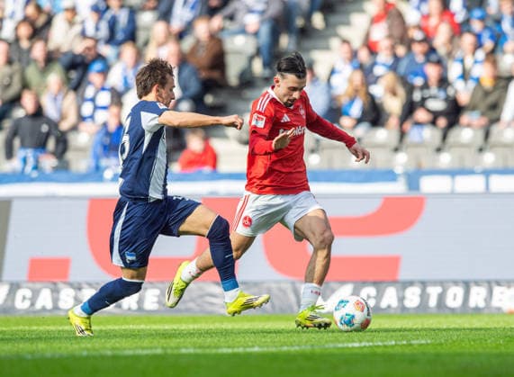 Soccer, Men, Season 2025 2026, 2 Bundesliga 24 Matchday , Hertha BSC 1 FC Nürnberg, v l Michal Karbownik Hertha BSC , Berkay Yilmaz Nürnberg , 01 03 2026, Copyright: xSebastianxRäppold MatthiasxKochx