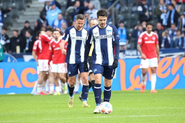 DEU, DFL, 2 FBL, Hertha BSC vs 1 FC Nuernberg, 01 03 2026, Berliner Olympiastadion, Berlin, DEU, DFL, 2 FBL, Hertha BSC vs 1 FC Nuernberg, im Bild 1 1, Paul Seguin Hertha BSC Berlin 30 , Josip Brekalo Hertha BSC Berlin 7 Nürnberger Spielerkreis DFL regulations prohibit any use of Photographs as image sequences and or quasi video nordphotoxGmbHx xEngler nph00076