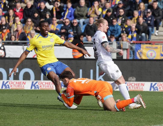 Goalkeeper Elhan Kastrati Eintracht Braunschweig packs up Football, Men, Season 2025 2026 2 BL, Eintracht Stadion, Eintracht Braunschweig vs SC Preussen Muenster DFL REGULATIONS PROHIBIT ANY USE OF PHOTOGRAPHS AS IMAGE SEQUENCES AND OR QUASI VIDEO