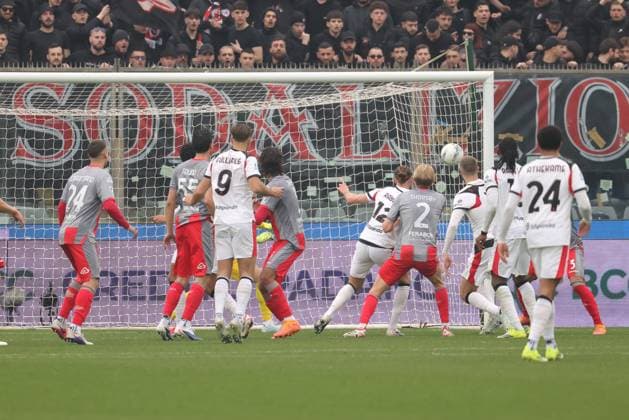Milan s Strahinja Pavlovic scores the goal 0-1 during the Serie A soccer match between Cremonese and Milan at the Giovanni Zini Stadium in Cremona Italy - Sunday, 1 march 2026. - Soccer .  Copyright: xAlbertoxMariani LaPressex