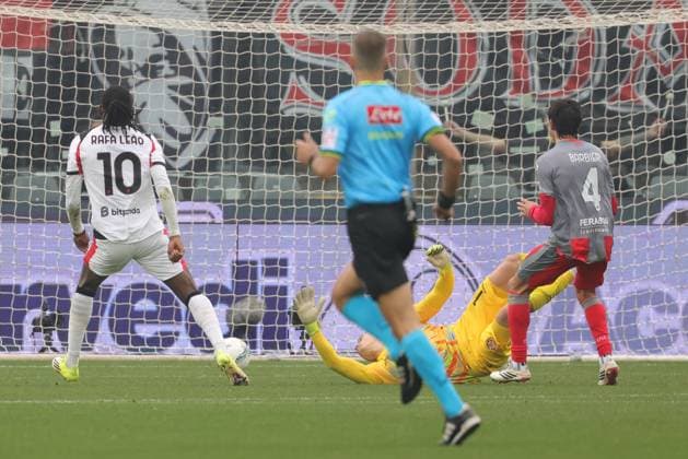 Milan s Rafael Leao scores the goal 0-2 during the Serie A soccer match between Cremonese and Milan at the Giovanni Zini Stadium in Cremona Italy - Sunday, 1 march 2026. - Soccer .  Copyright: xAlbertoxMariani LaPressex