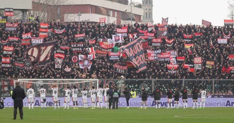 players of AC Milan celebrate the victory at the end of the Serie A soccer match between Cremonese and Milan at the Giovanni Zini Stadium in Cremona Italy - Sunday, 1 march 2026. - Soccer .  Copyright: xAlbertoxMariani LaPressex